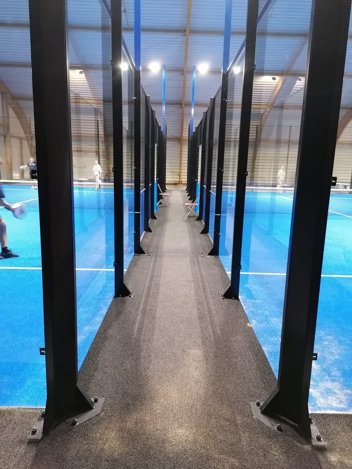 Ons werk Exclusieve Expertise in Ontwerp, Bouw & Onderhoud van Padelbanen  Ons Verhaal Geboren uit een passie voor padel, is ACASPADEL gespecialiseerd in maatwerkoplossingen voor padelinstallaties (binnen & buiten), ondersteund door een team met 9 jaar ervaring in de sector.  Onze Missie ✔ Deskundig advies – Op maat gemaakte oplossingen voor elk project ✔ Technische innovatie – Premium materialen & geoptimaliseerde ontwerpen ✔ Premium service – Begeleiding van idee tot realisatie  Onze Meerwaarde  Persoonlijke audit voor duurzame installaties Exclusieve partnerschappen (waaronder adidas All For Padel) Proactief onderhoud Lange-termijn prestatiegarantie "Het kunstgras" is het belangrijkste element van een padelbaan voor de spelers. Om maximaal speelplezier te garanderen, zorgen wij ervoor dat de installatie van het kunstgras met uiterste precisie en perfecte aandacht voor detail wordt uitgevoerd!  Onze Expertise Dankzij onze jarenlange ervaring en constante innovatie gaan wij alle technische uitdagingen van modern padel aan.  Onze Toewijding ✔ Premium service: Maatwerk, uiterste precisie ✔ Technologische pioniers: Actieve ontwikkeling van nieuwe generaties banen en structuren ✔ Directe betrokkenheid: Onze experts werken persoonlijk aan elk project