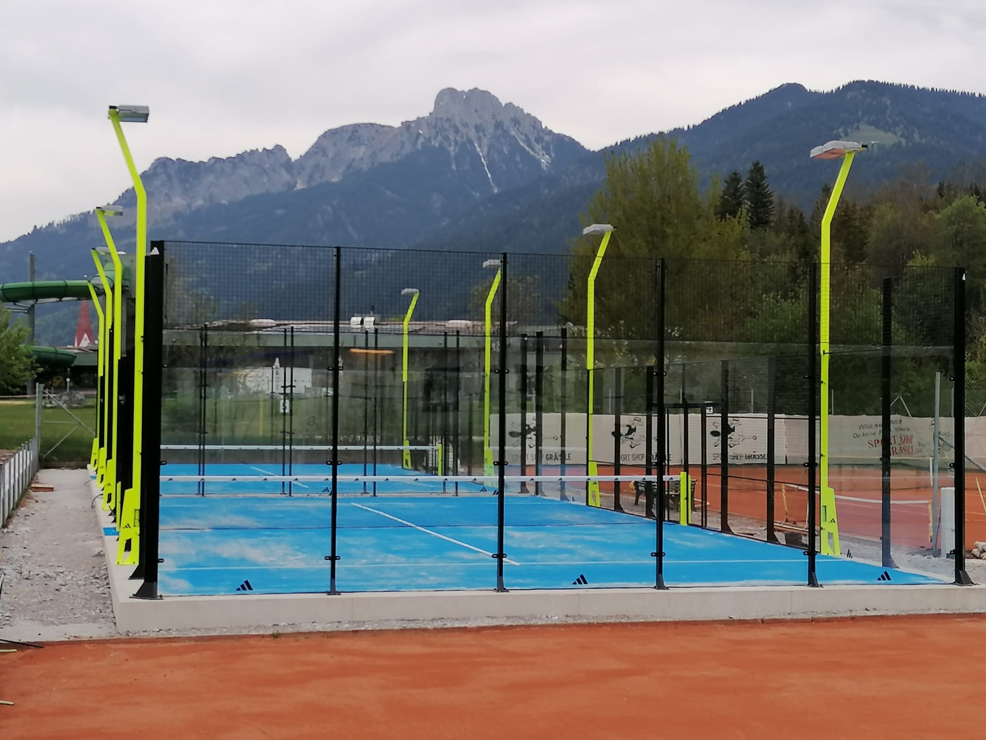 ACASPADEL - Expertise en Construction de Terrains de Padel (Optimisé SEO) 🏗️ Conception & Construction Sur Mesure ACASPADEL maîtrise l'ingénierie complète des terrains de padel : Dimensions standards/adaptées (20m x 10m ou custom) Sous-couche technique : Drainage, stabilité et absorption des chocs Structures durables : • Verre trempé sécurisé (4/6/8 mm) • Grilles et portes anti-corrosion • Éclairage LED professionnel (200 lux minimum)