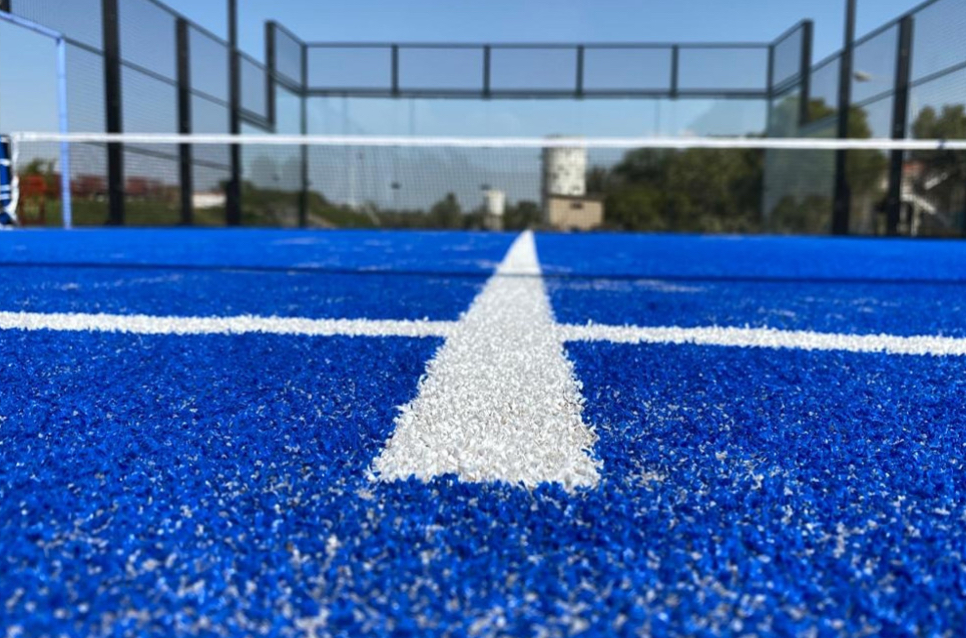 Het gras" is het belangrijkste element van de padelbaan voor de spelers. Om een maximaal speelplezier te garanderen, zorgen we ervoor dat de grasinstallatie met precisie en uiterste nauwkeurigheid wordt uitgevoerd! ACASPADEL is een gespecialiseerd bedrijf in de aanleg van padelbanen en gras. Als gepassioneerde padelspelers weten we beter dan wie ook hoe verslavend en leuk deze sport is. Het is een mix van verschillende racketsporten, met een unieke dynamiek die het aantrekkelijk maakt voor veel 